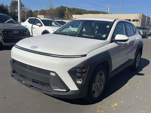 Certified 2025 Hyundai Kona SE image 3
