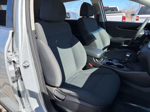 Used 2020 Kia Sorento LX image 9