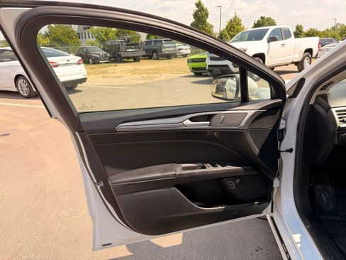 Used 2019 Ford Fusion SE FWD image 11
