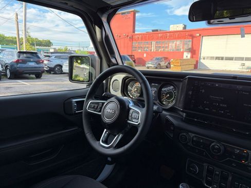 Used 2025 Jeep Wrangler Unlimited Sahara AWD/4WD image 35