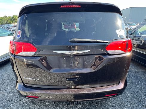 Used 2017 Chrysler Pacifica Touring w/ Tire & Wheel Group FWD image 3