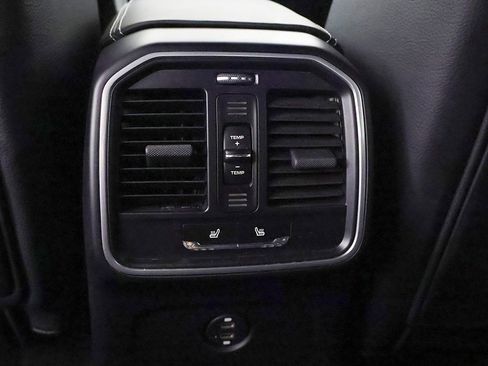 Used 2022 Porsche Macan image 34