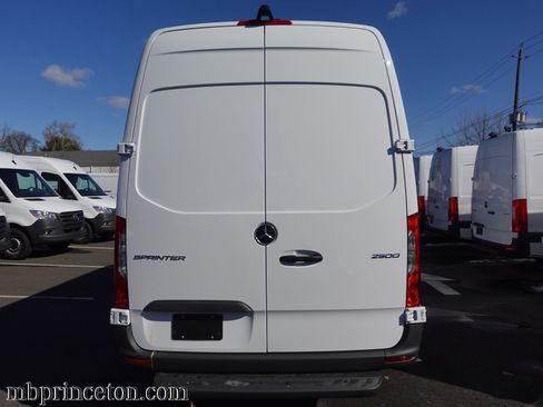 Used 2024 Mercedes-Benz Sprinter 2500 image 5