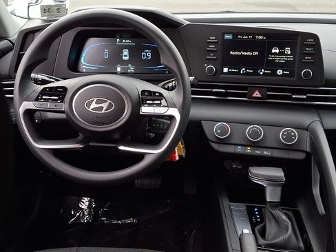 Used 2026 Hyundai Elantra SE FWD image 12