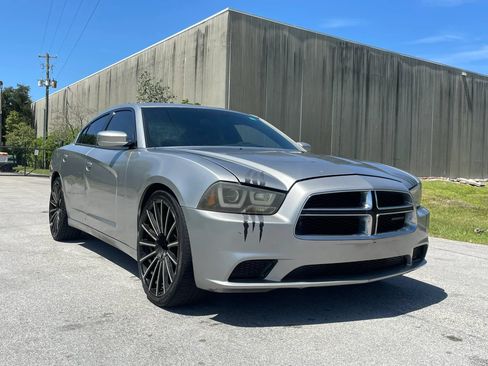 Used 2012 Dodge Charger SE RWD image 3