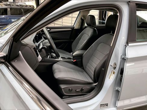 Used 2025 Volkswagen Jetta SE w/ Sunroof Package image 27