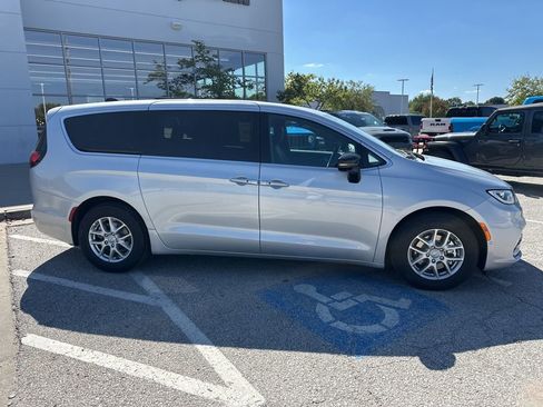 New 2026 Chrysler Pacifica Select image 35