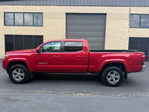 Used 2020 Toyota Tacoma SR5 AWD/4WD image 3