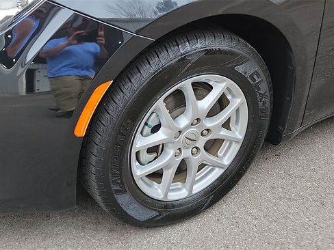 Used 2022 Chrysler Voyager LX image 14