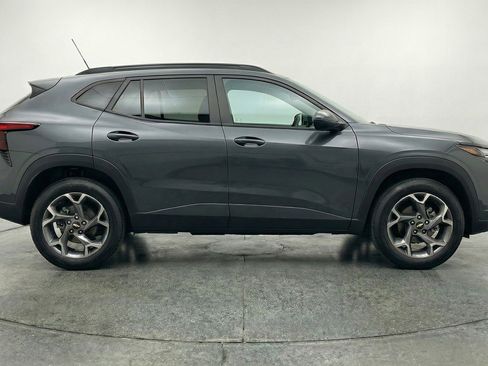 Used 2025 Chevrolet Trax LT FWD image 11