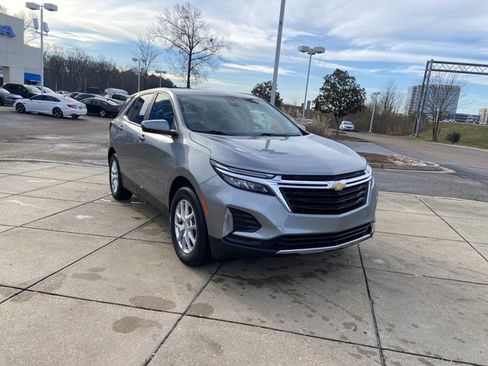 Used 2023 Chevrolet Equinox LT image 2