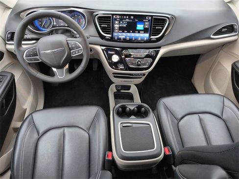 Certified 2024 Chrysler Pacifica Touring-L image 26