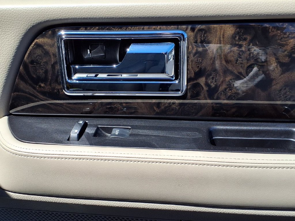 Used 2015 Lincoln Navigator 2WD image 36