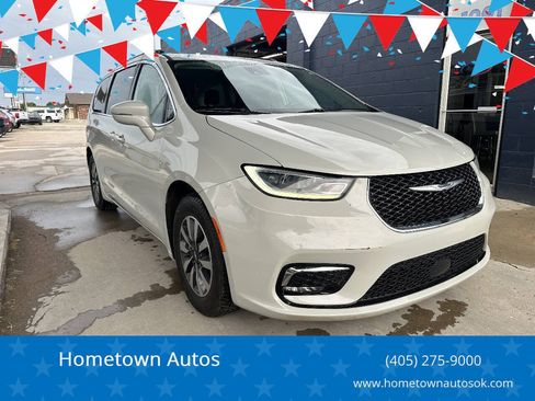 Used 2021 Chrysler Pacifica Touring-L FWD image 1