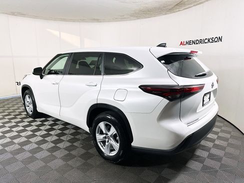 Used 2024 Toyota Highlander LE image 5