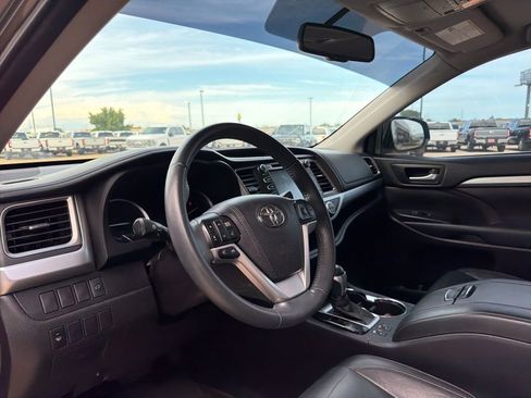 Used 2016 Toyota Highlander XLE AWD/4WD image 14