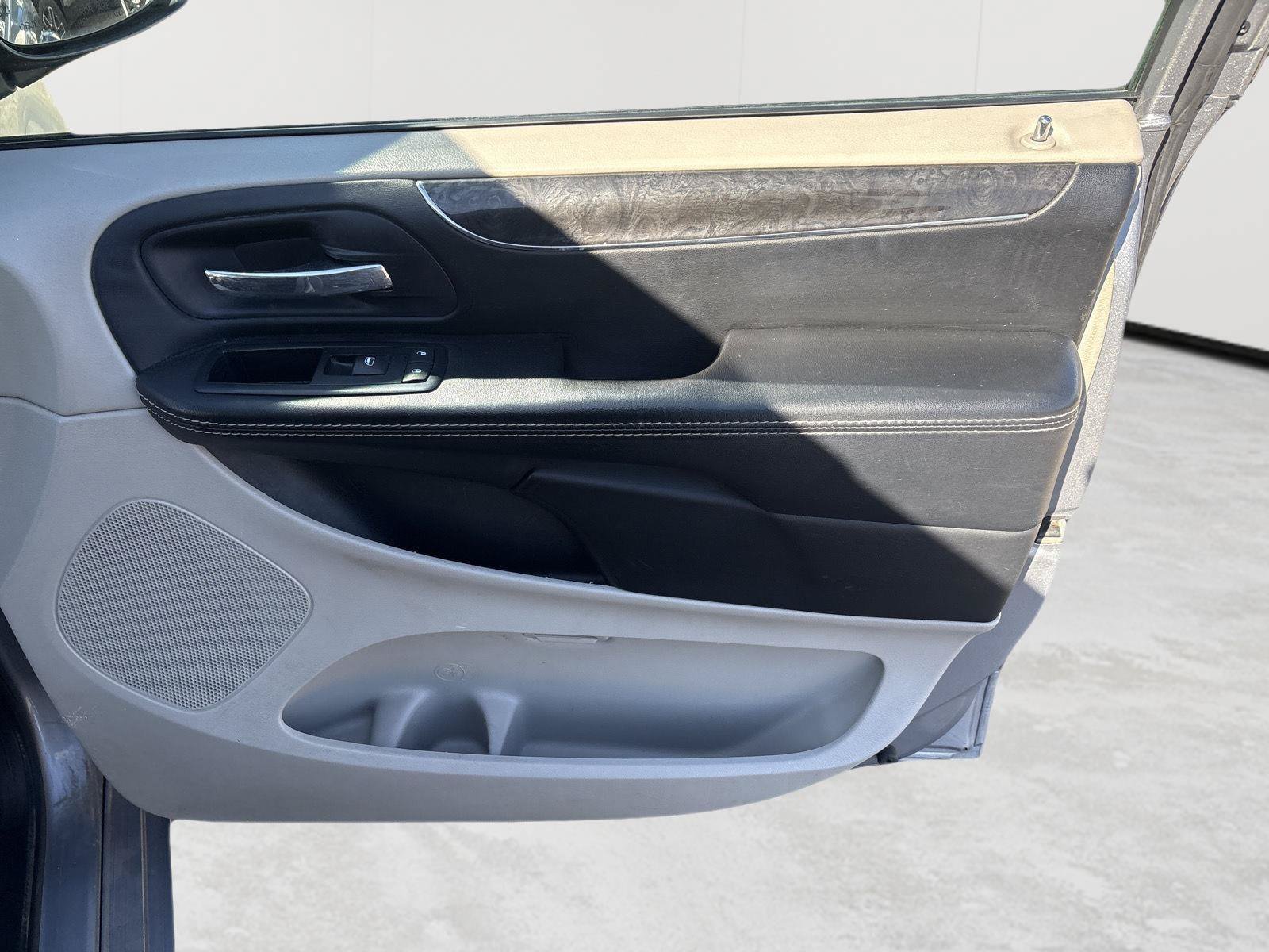 Used 2015 Chrysler Town & Country Touring FWD image 28