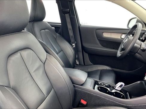 Used 2023 Volvo XC40 B4 Plus image 11