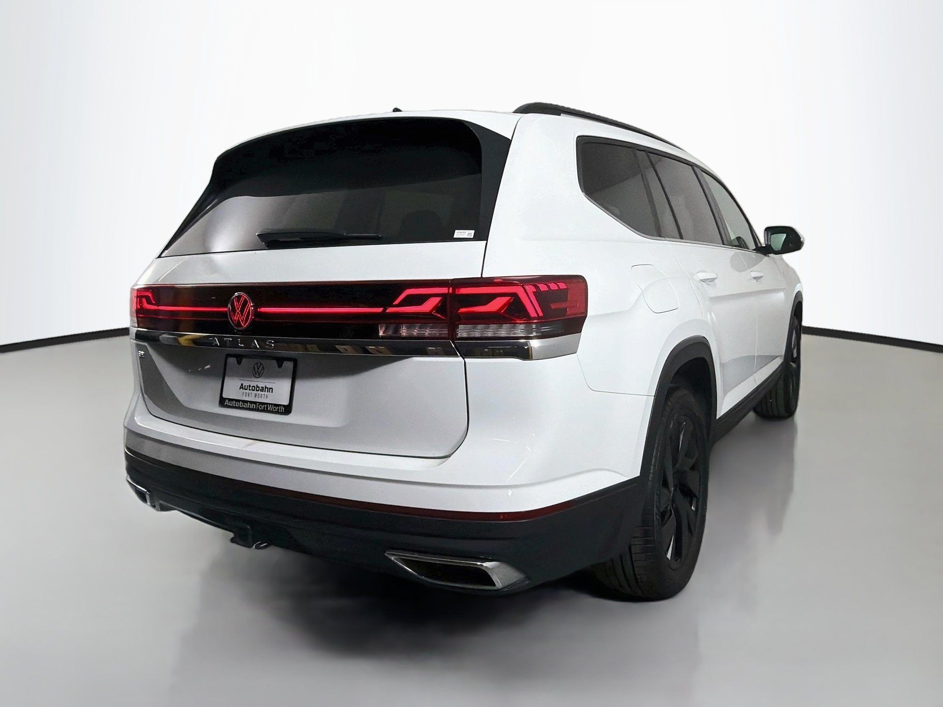 Used 2024 Volkswagen Atlas SE w/ Black Wheel Package FWD image 5
