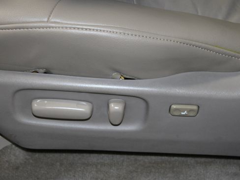 Used 2004 Toyota 4Runner Limited w/ Preferred Accessory Pkg RWD image 10