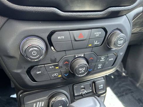 Certified 2023 Jeep Renegade Latitude w/ Sun/Sound Group AWD/4WD image 32