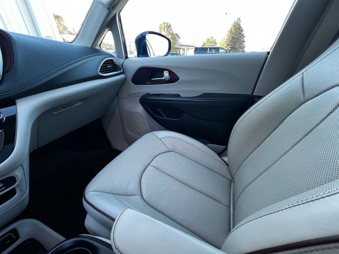 Used 2020 Chrysler Pacifica Limited image 16