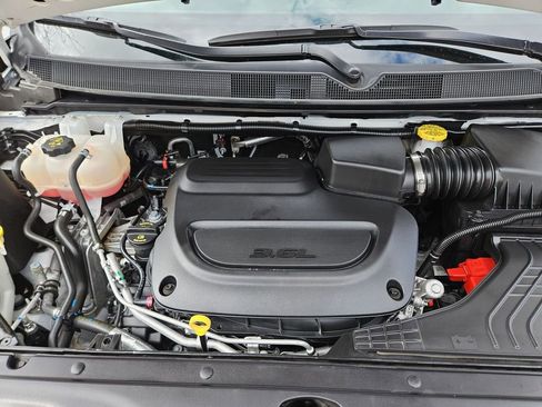 Used 2025 Chrysler Pacifica Select image 23
