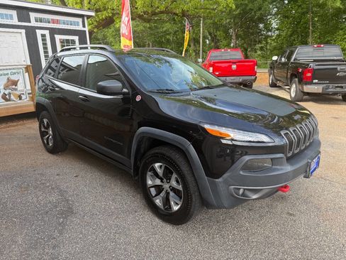 Used 2017 Jeep Cherokee Trailhawk AWD/4WD image 3