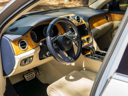 Used 2017 Bentley Bentayga AWD/4WD image 19