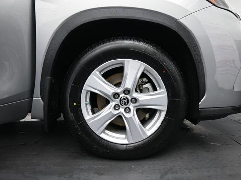 Used 2021 Toyota Highlander LE image 11