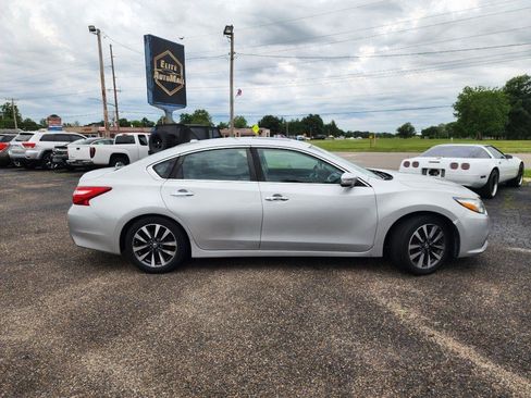 Used 2017 Nissan Altima 2.5 SL w/ Moonroof Package FWD image 4