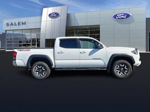 Used 2017 Toyota Tacoma TRD Off-Road w/ Tow Package (A/T) AWD/4WD image 2