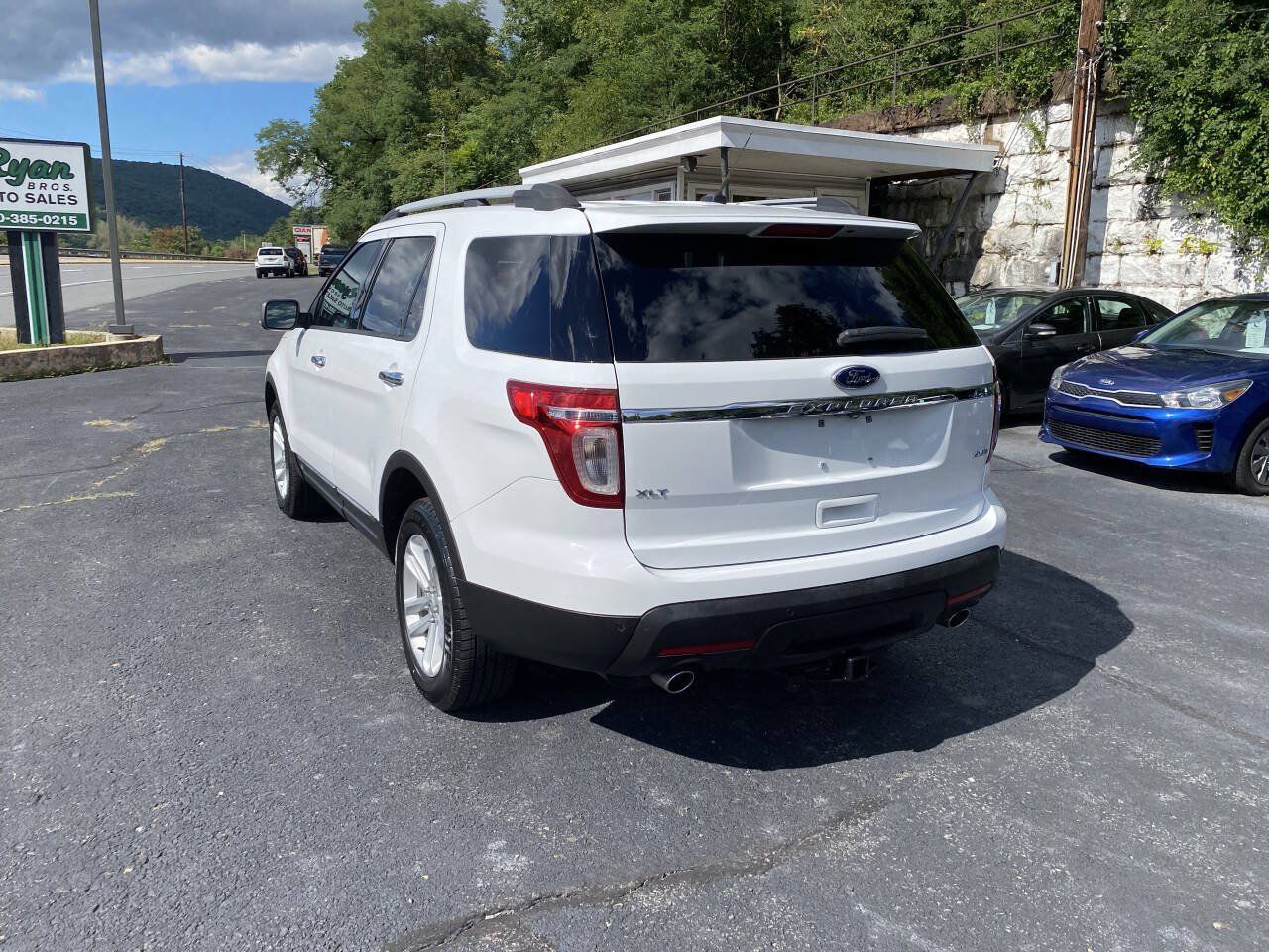 Used 2015 Ford Explorer XLT w/ Equipment Group 202A AWD/4WD image 3