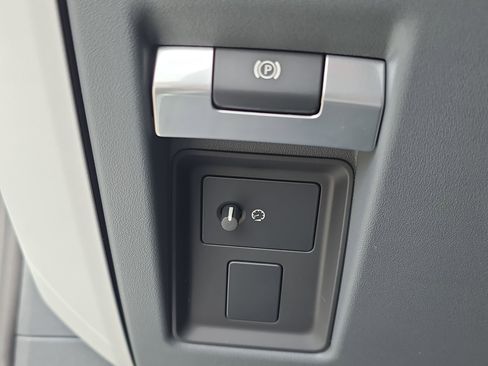 New 2026 Land Rover Defender 130 X-Dynamic SE image 26