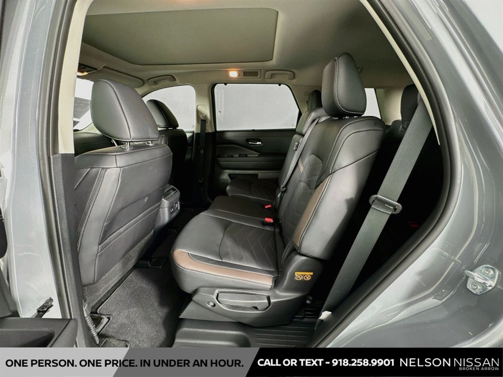 Certified 2025 Nissan Pathfinder Platinum w/ Black Appearance Package AWD/4WD image 26