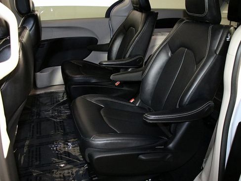 Used 2024 Chrysler Pacifica Select image 14