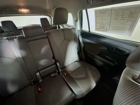 Used 2024 Toyota Highlander LE image 14