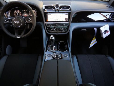 Used 2025 Bentley Bentayga AWD/4WD image 4