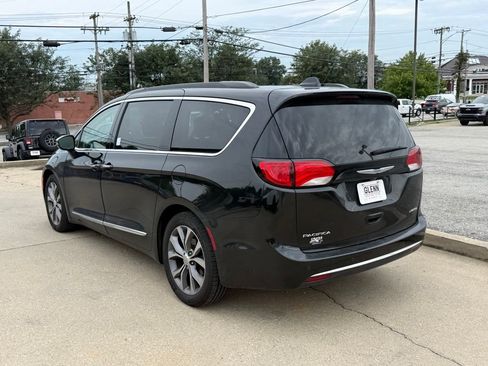 Used 2018 Chrysler Pacifica Limited w/ Tire & Wheel Group FWD image 8