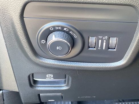 Used 2023 Jeep Grand Cherokee Overland AWD/4WD image 27