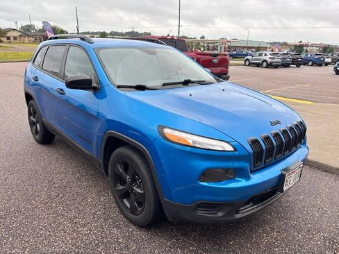 Used 2017 Jeep Cherokee Sport w/ Cold Weather Group AWD/4WD image 4