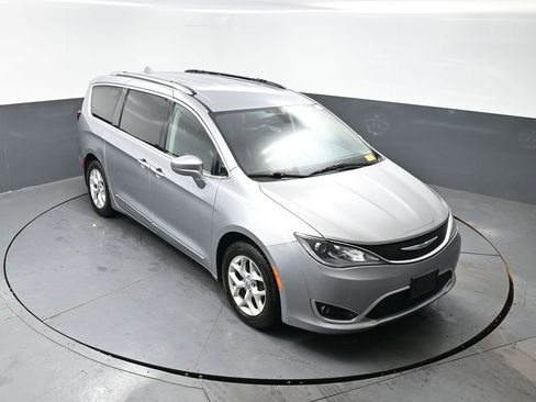 Used 2018 Chrysler Pacifica Touring-L w/ Tire & Wheel Group image 15