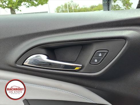 Used 2025 Chevrolet Trax LT w/ LT Convenience Package FWD image 15