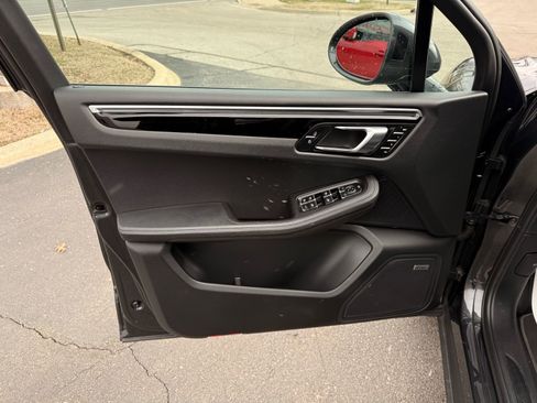 Used 2022 Porsche Macan image 41