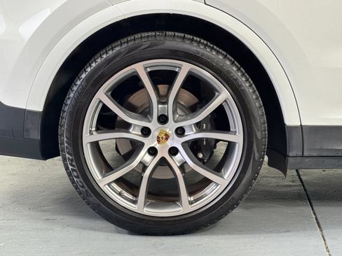 Certified 2022 Porsche Cayenne E-Hybrid AWD/4WD image 33