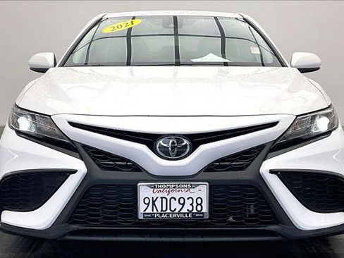 Used 2021 Toyota Camry SE image 2