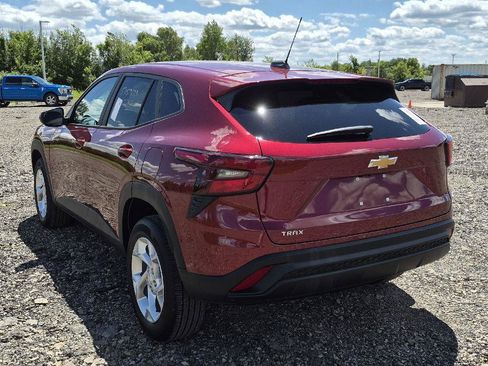 Used 2024 Chevrolet Trax LS w/ LS Convenience Package FWD image 4