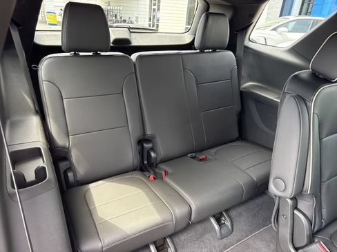 Used 2023 Chevrolet Traverse Premier FWD image 35