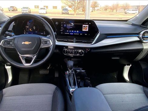 Used 2025 Chevrolet Trax LT w/ LT Convenience Package image 16