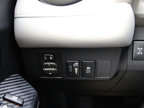 Used 2013 Toyota RAV4 Limited AWD/4WD image 26
